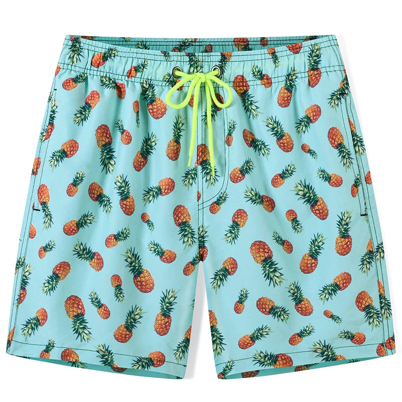 Kurze Herren-Shorts mit Print, Reißverschlusstaschen und schnelltrocknendem Material – ideal für Strand und Sport.