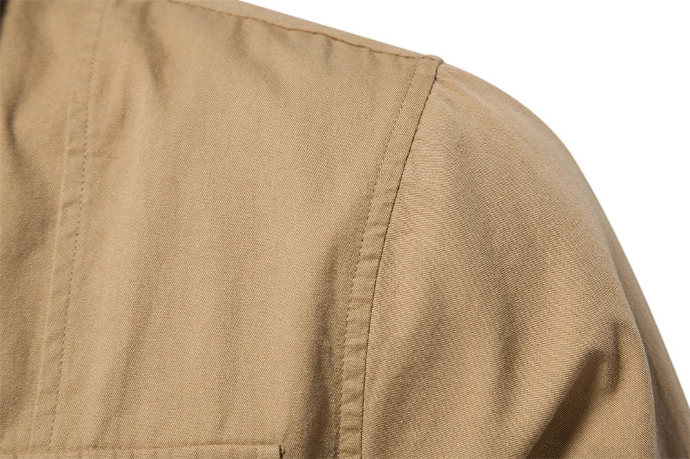 Herren Hemd im einfarbigen Militärstil mit Taschen für den Herbst
