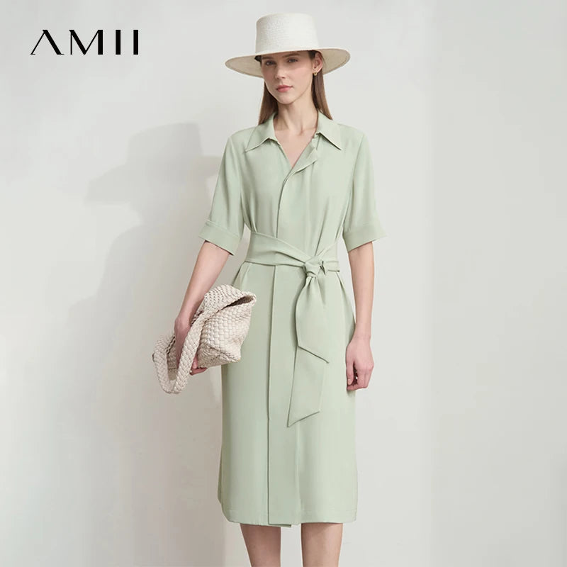 Eleganter Damen-Midirock mit Rückenschlitz im minimalistischen Stil – ideal für den Sommer und den Büroalltag.