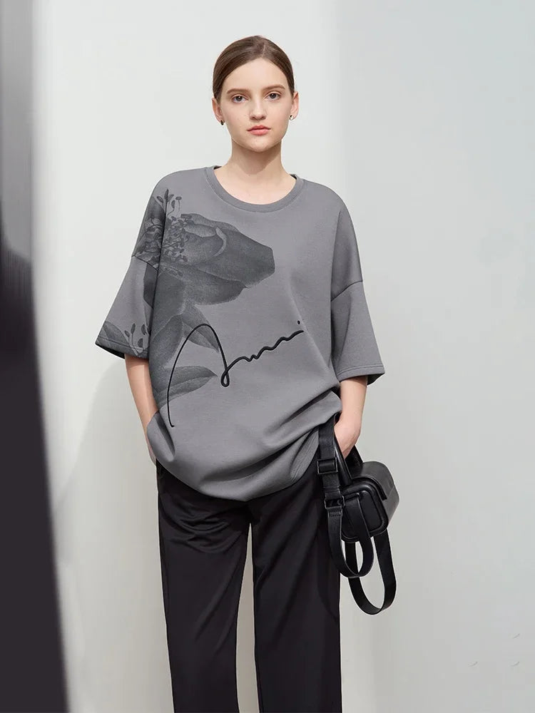 Damen T-Shirt mit lockerem O-Ausschnitt und Blumenmuster sowie Stickerei