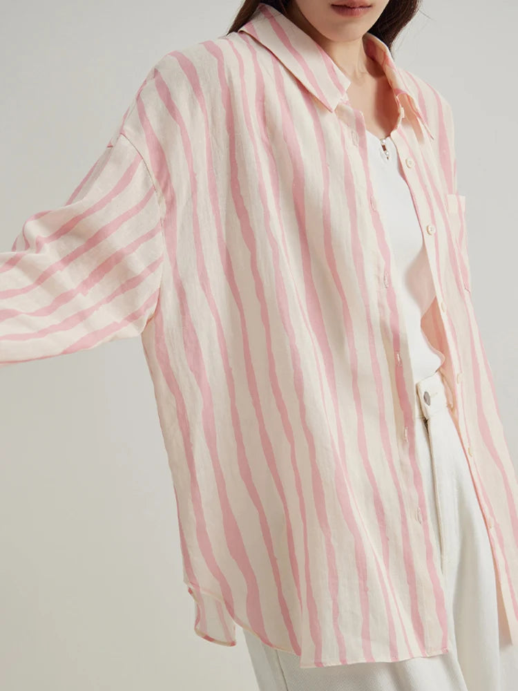 Kühlendes und antibakterielles Lyocell-T-Shirt in Übergröße mit schulterbetonendem Design und figurformendem Druckmuster.