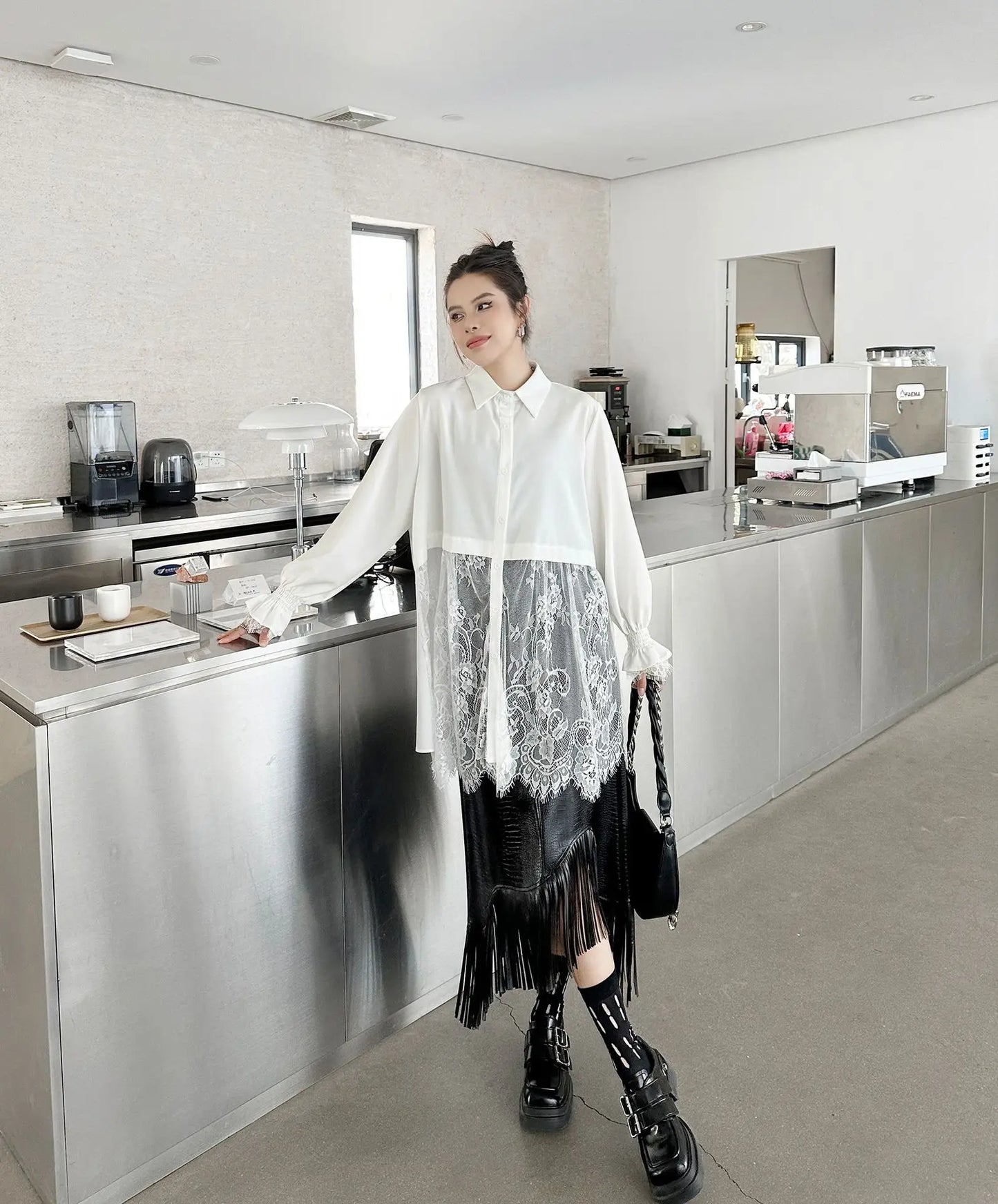 Elegantes Damen-Minikleid mit Rundhalsausschnitt, langen Ärmeln und Schnürung im Patchwork-Design – figurbetont und stilvoll.