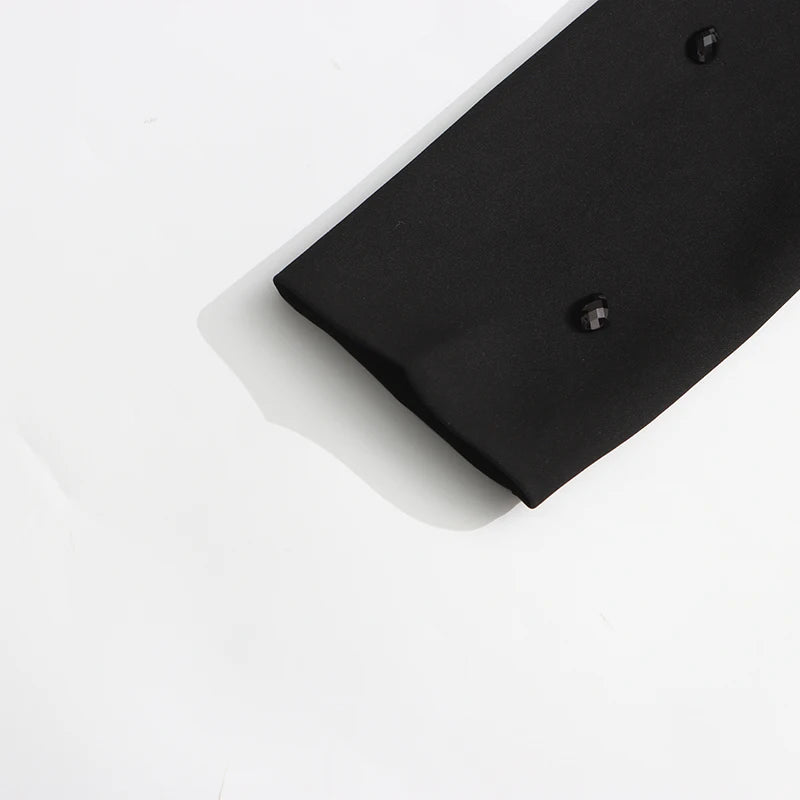 Elegantes Damenkleid mit Rundhalsausschnitt, langen Ärmeln und Patchwork-Design in lockerer Passform.
