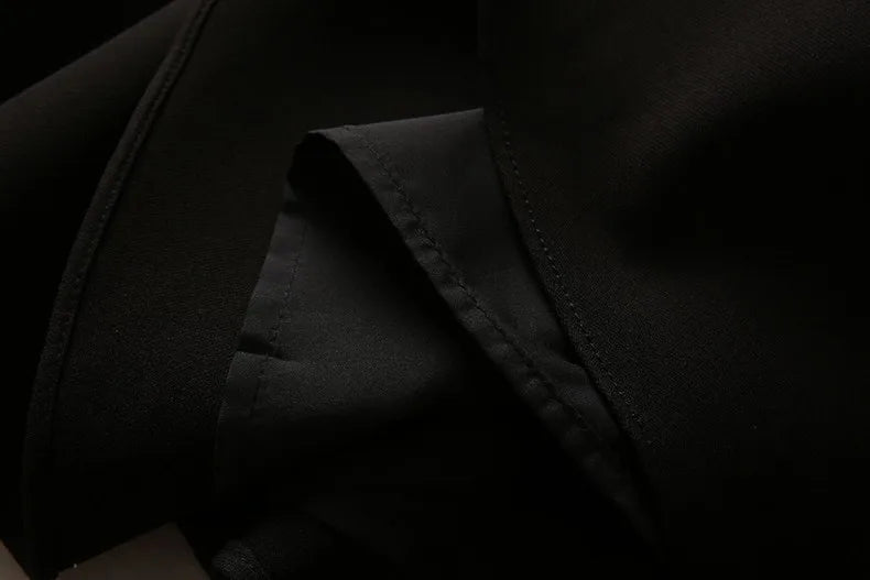 Elegantes Damenkleid mit quadratischem Ausschnitt, halblangen Ärmeln und Pailletten-Patchwork-Design – ideal für besondere Anlässe.