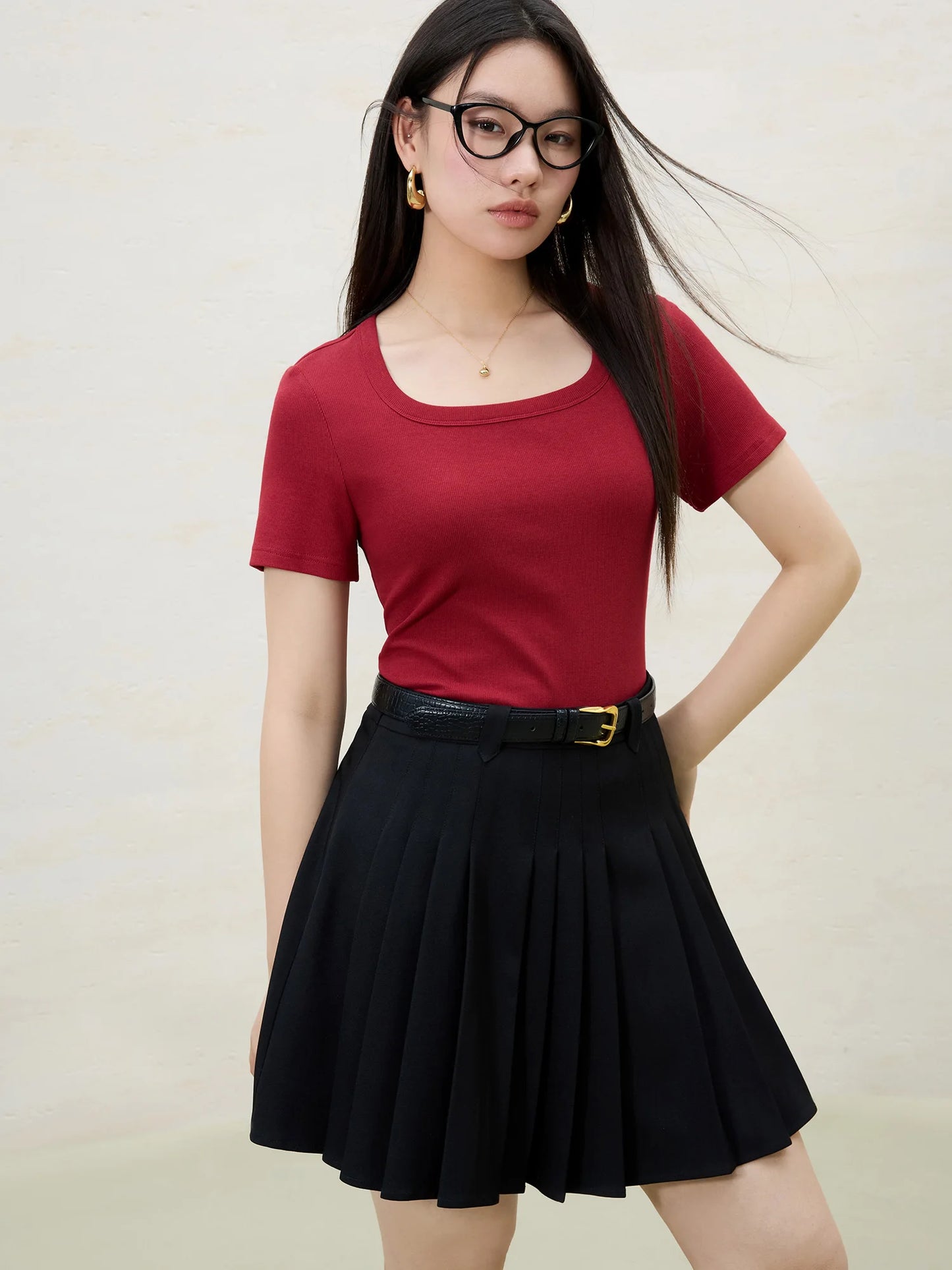 Elegantes Damen-Outfit in Plus-Size mit Shirt, Rock und Weste – ideal für den Urlaub im Frühling in Gelb