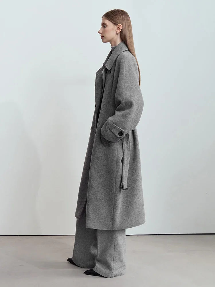 Damen langer Mantel im minimalistischen Retro-Stil mit Gürtel und Revers