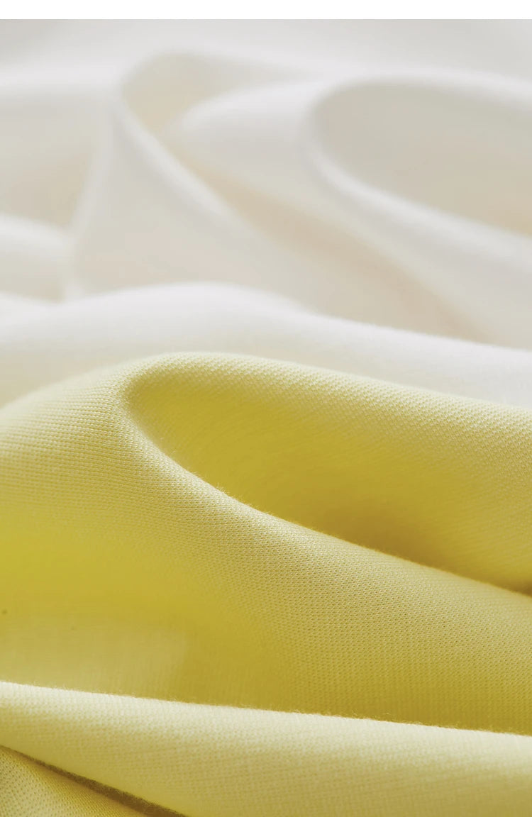 Damen T-Shirt im minimalistischen Stil mit großem U-Ausschnitt und kurzen Ärmeln