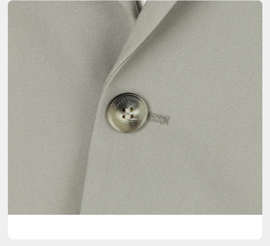 Eleganter Herrenanzug mit grauem Nadelstreifen, doppelreihigem Sakko, Weste und Hose – ideal für Hochzeit, Büro und festliche Anlässe.