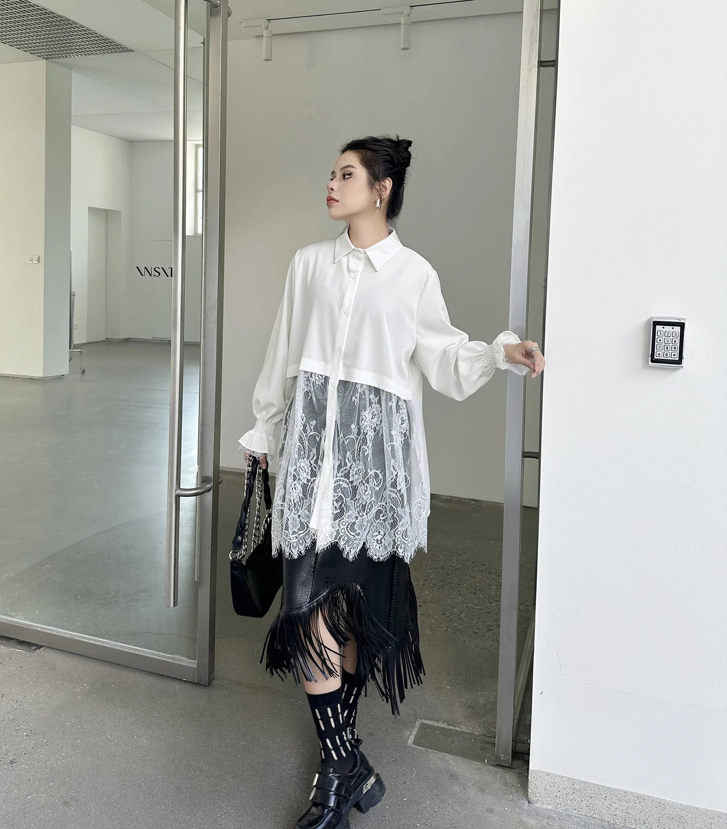 Elegantes Damen-Minikleid mit Rundhalsausschnitt, langen Ärmeln und Schnürung im Patchwork-Design – figurbetont und stilvoll.