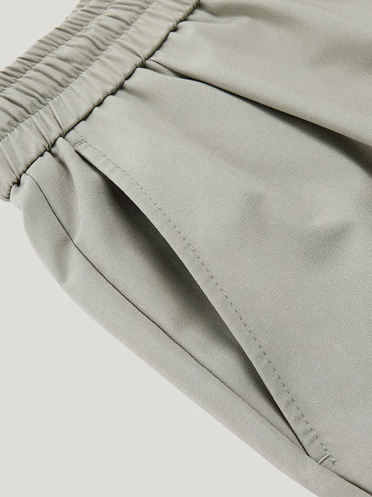 Eleganter Herrenanzug mit grauem Nadelstreifen, doppelreihigem Sakko, Weste und Hose – ideal für Hochzeit, Büro und festliche Anlässe.