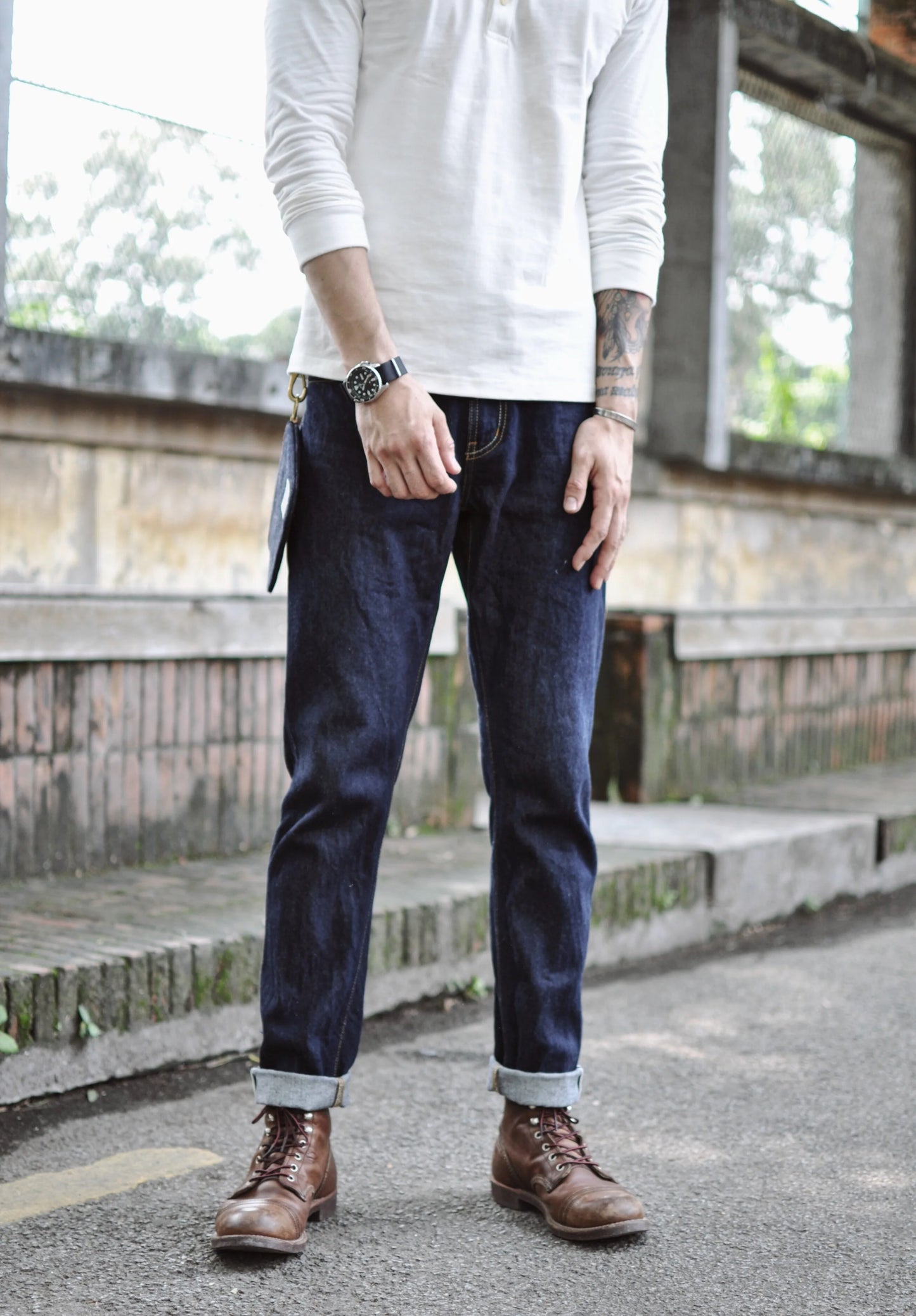 Herren Jeans aus Selvedge Denim in Indigo und Schwarz mit Reißverschluss