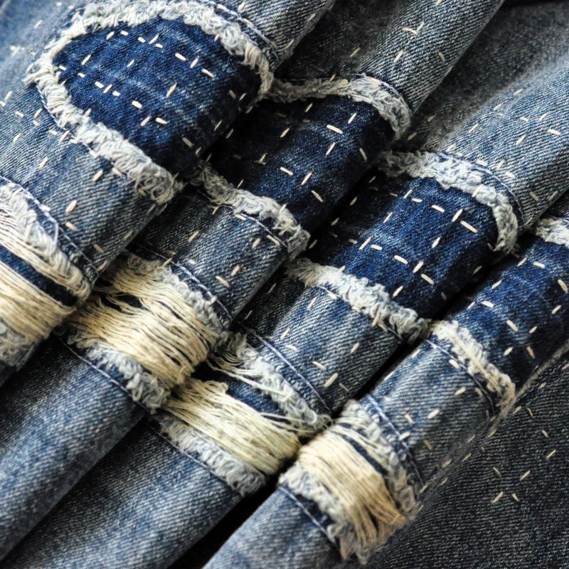 Männer Jeans im Vintage-Stil mit bestickten Patches und zerrissenen Details