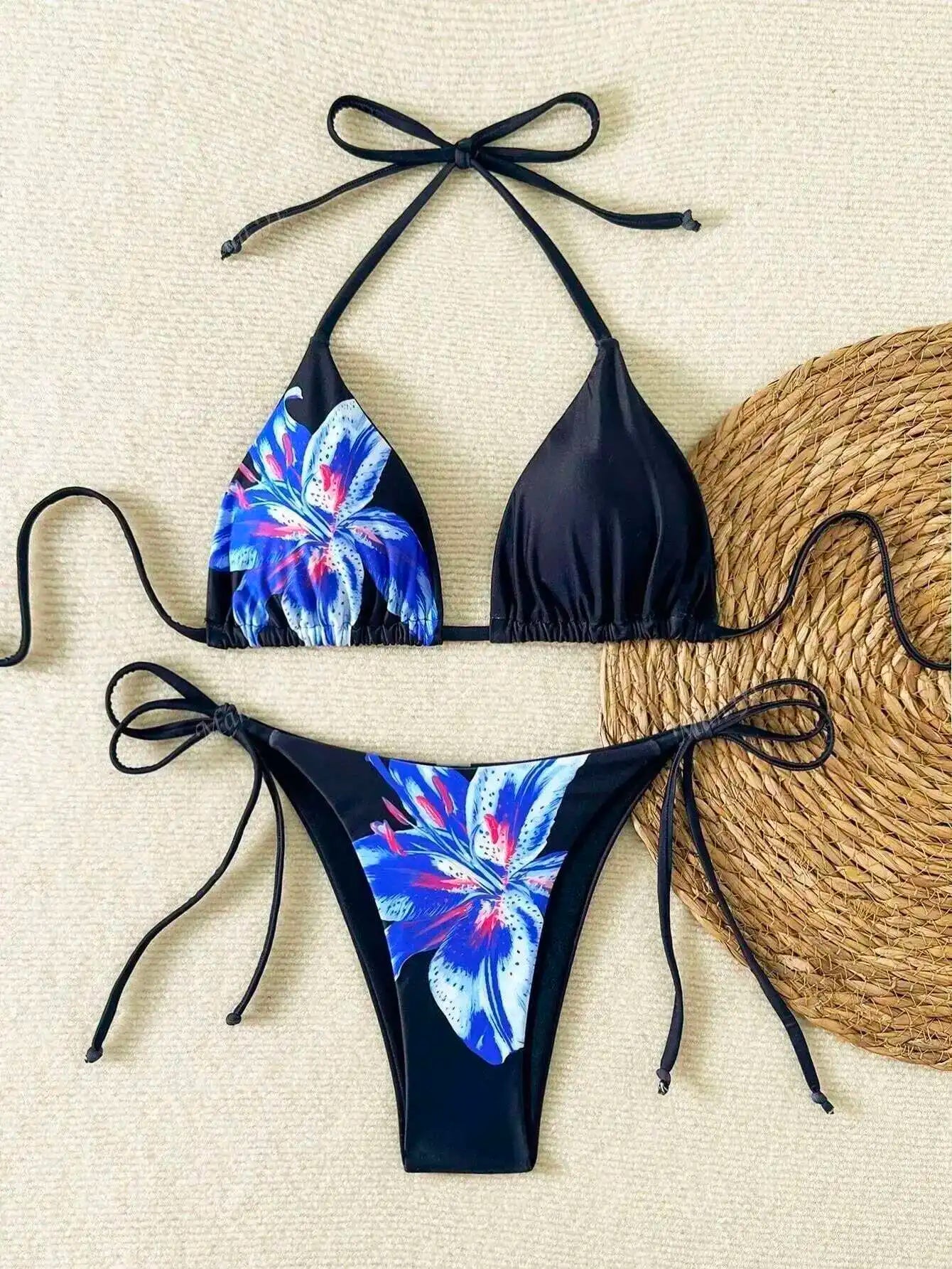 Sommerlicher roter Bikini mit Push-up-Effekt – verführerisches Bade-Set im brasilianischen Stil für Strand und Pool.