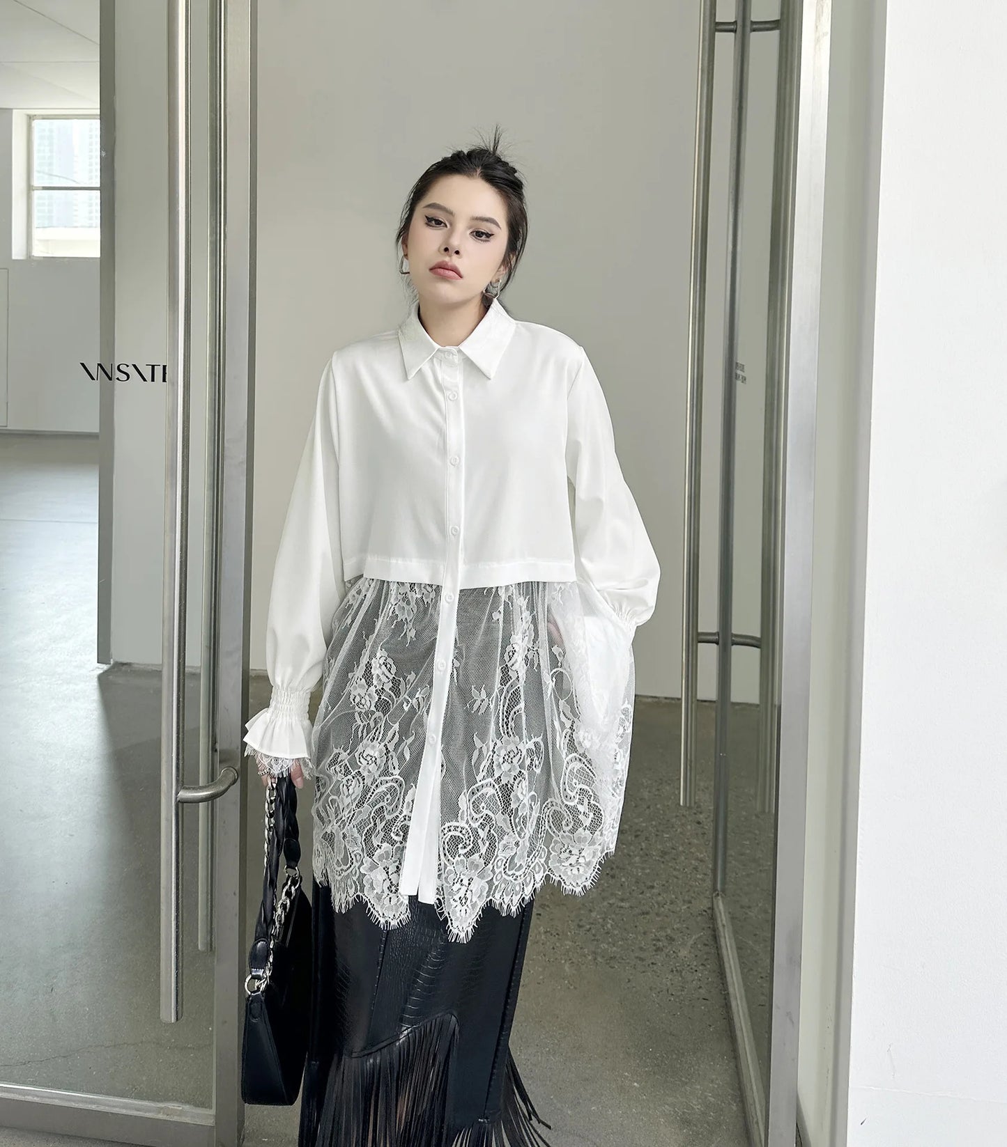 Elegantes Damen-Minikleid mit Rundhalsausschnitt, langen Ärmeln und Schnürung im Patchwork-Design – figurbetont und stilvoll.