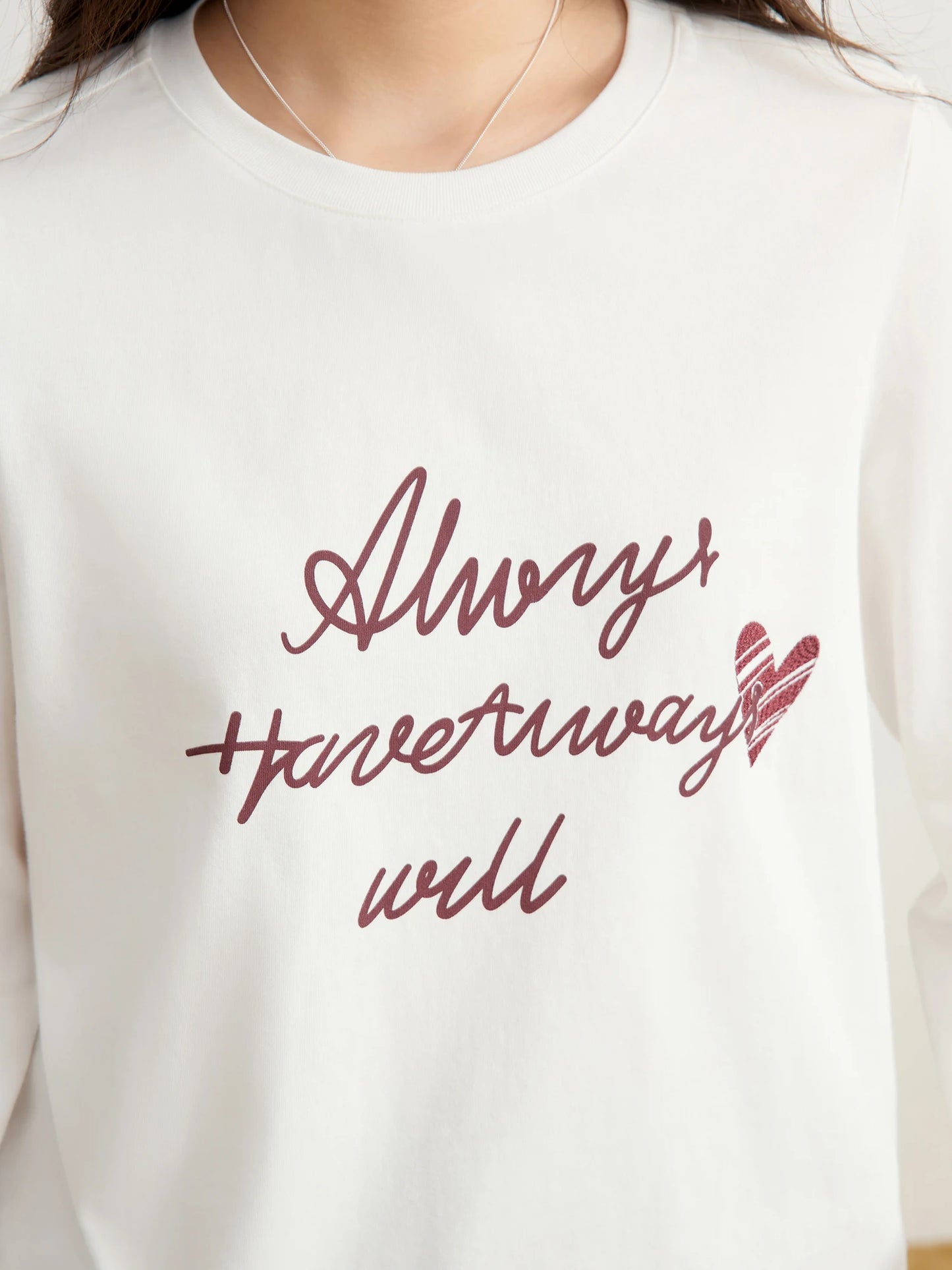 Vielseitiges Damen-T-Shirt mit V-Ausschnitt und langen Ärmeln – lässig und figurbetont für den Frühling