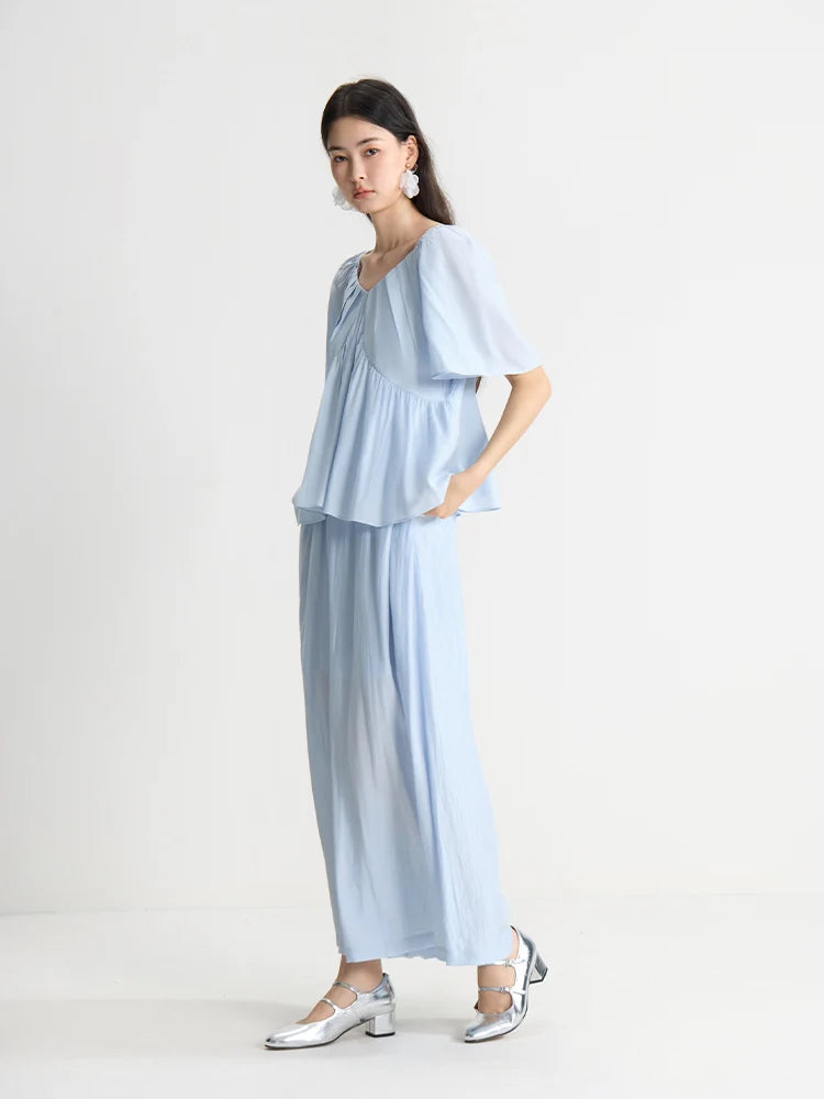Damen T-Shirt mit V-Ausschnitt in sanftem Apricot – vielseitiges, kurzes Design für den Sommer und den Arbeitsalltag
