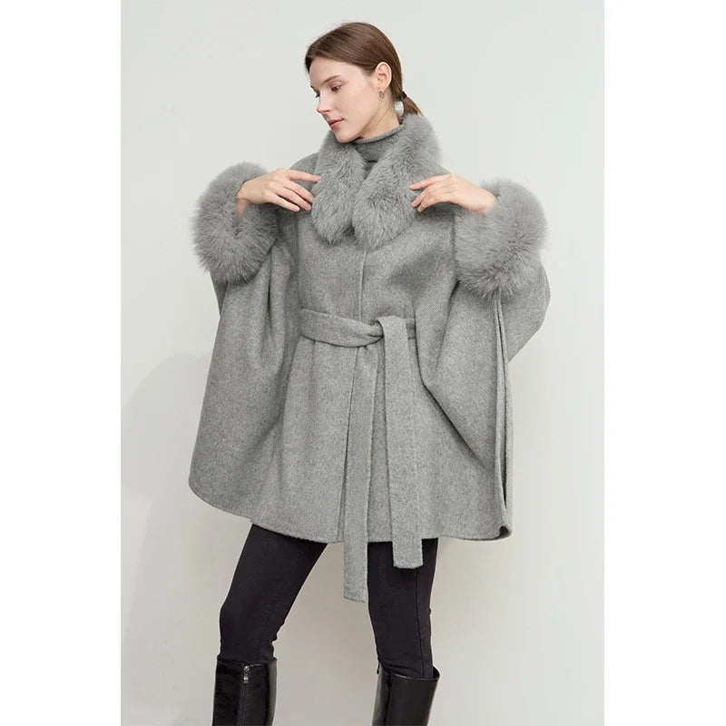 Damenmantel aus 100 Prozent Schafwolle mit abnehmbarem Fuchshaar und Gürtel