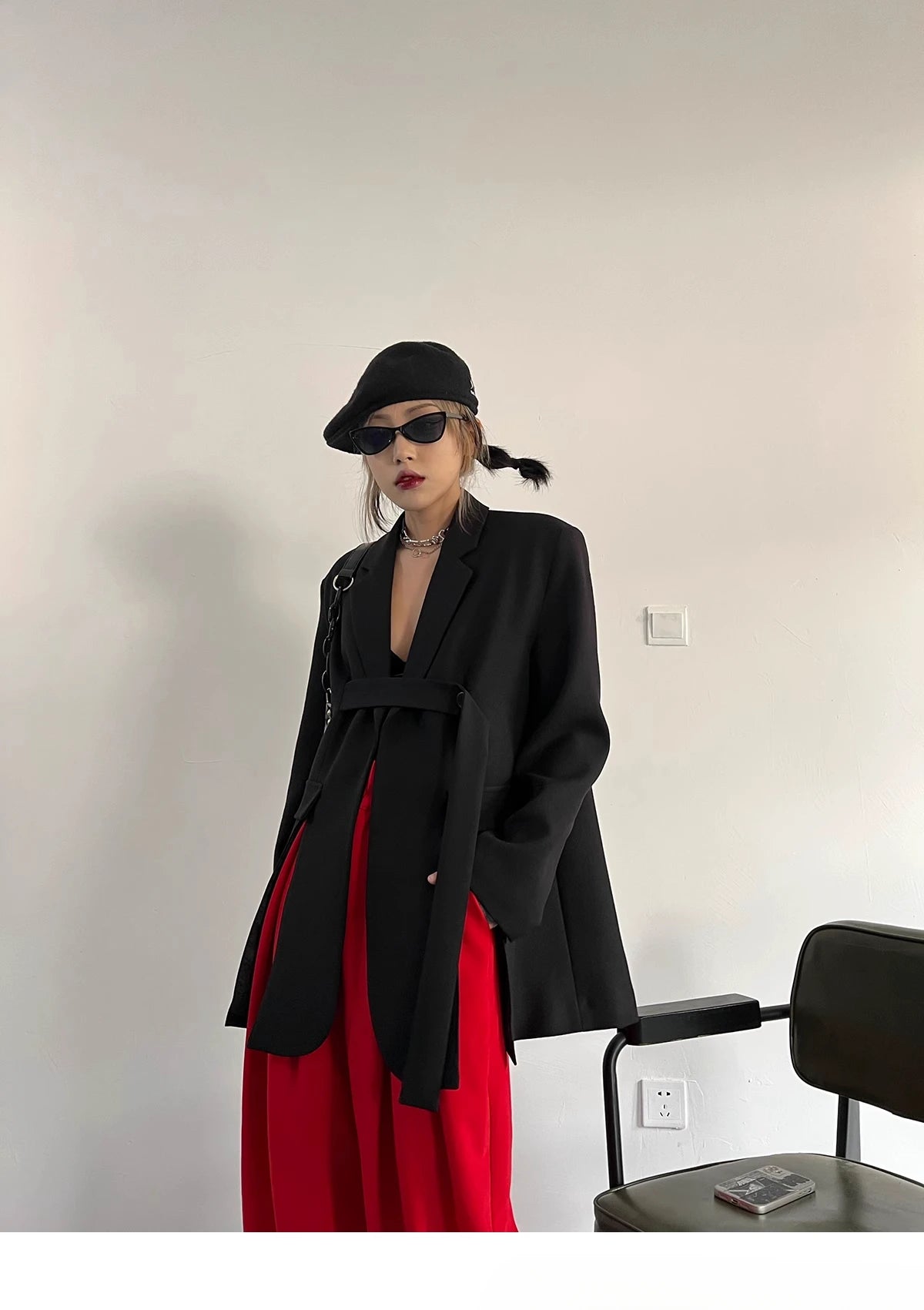 Zweiteiliges Damen-Set mit Stickerei: Langarm-Oberteil mit Reverskragen und hoch taillierte, lange Hose – stilvoll und elegant.