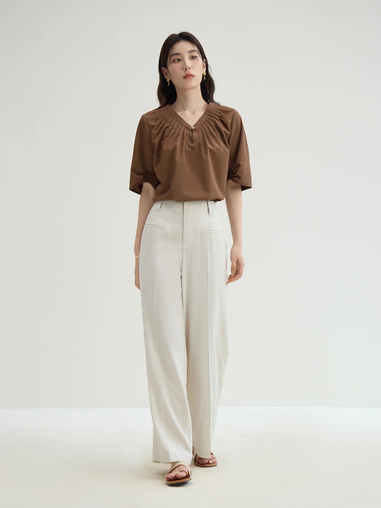 Elegantes Damen-T-Shirt in Weiß mit einzigartigem Design und vielseitigem Kragen – ideal für den Sommer.