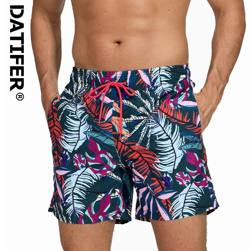Kurze Herren-Shorts mit Print, Reißverschlusstaschen und schnelltrocknendem Material – ideal für Strand und Sport.