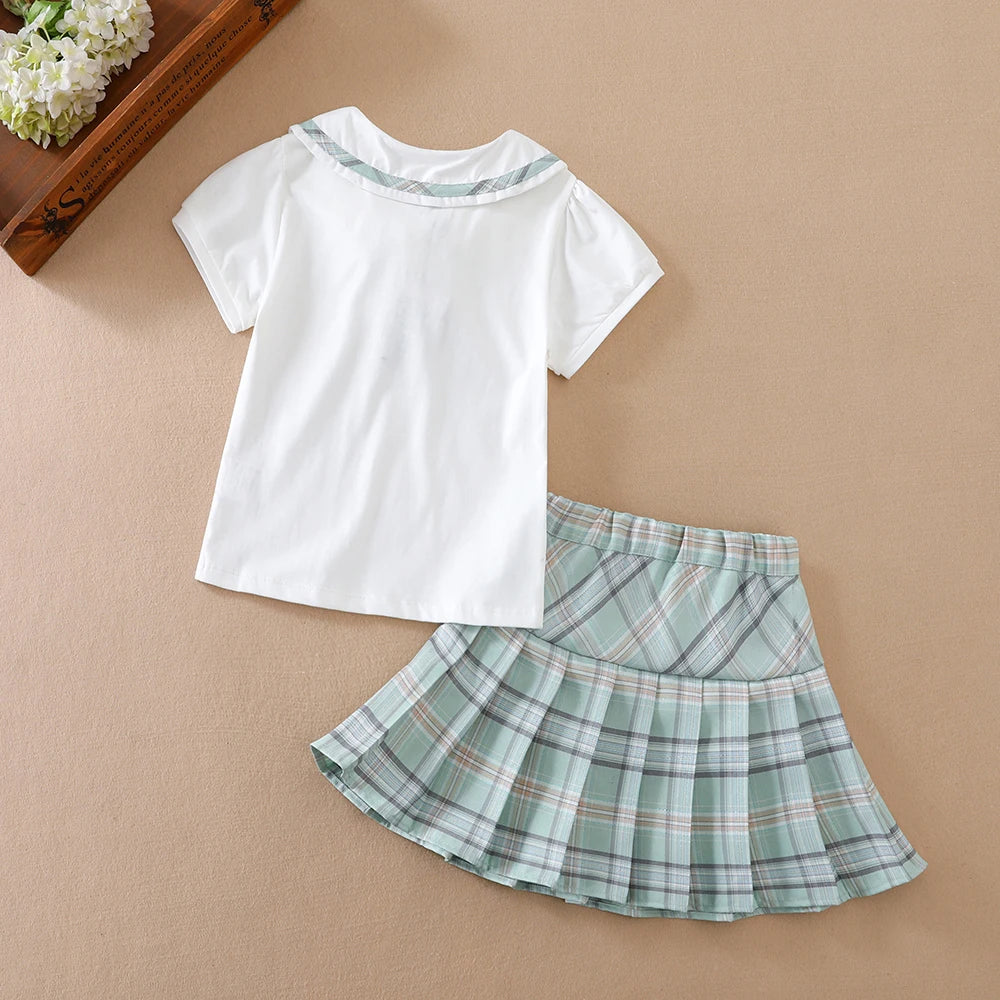 Sommer-Set für Mädchen im Alter von 2–6 Jahren mit weißem Oberteil und grünem kariertem Rock-Kombination für Kinder im Preppy-Stil mit kurzen Ärmeln