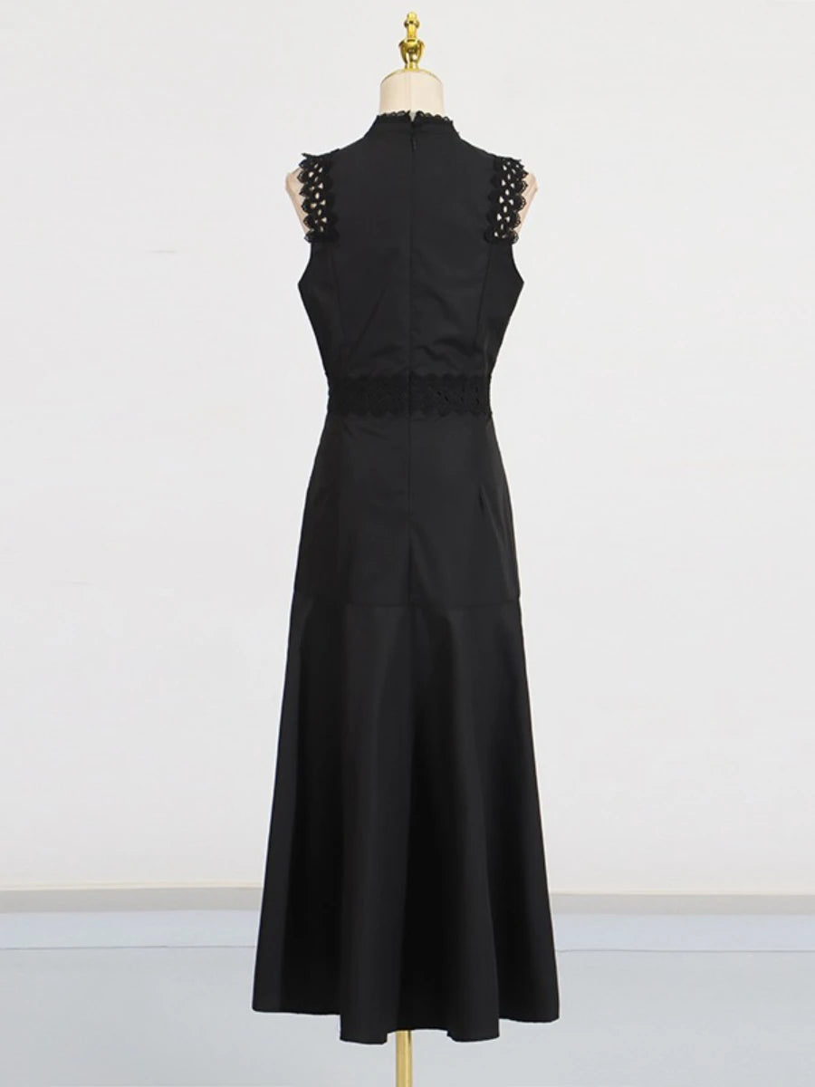 Ärmelloses Damen-Spitzenkleid mit Rundhalsausschnitt und Patchwork-Design – figurbetont und mit Hohldetails.