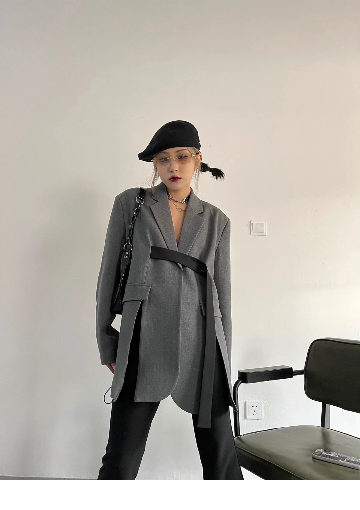 Elegantes Damen-Kleid mit Stehkragen und langen Ärmeln im Patchwork-Design mit Ketten-Details und Diamant-Muster.