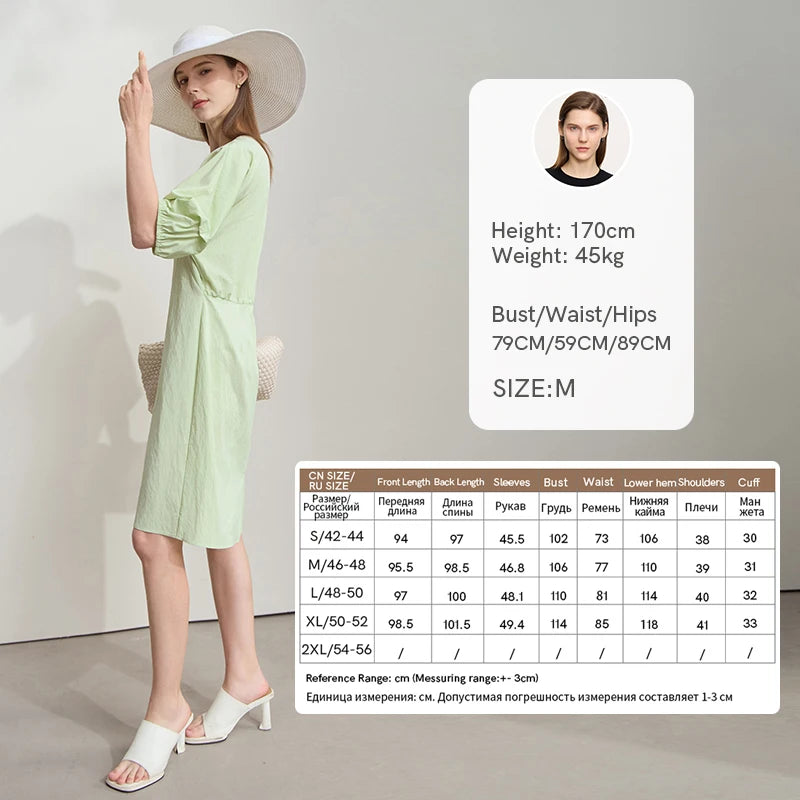 Hellgrünes Sommerkleid mit kurzen Puffärmeln und Trapezform, knielang.