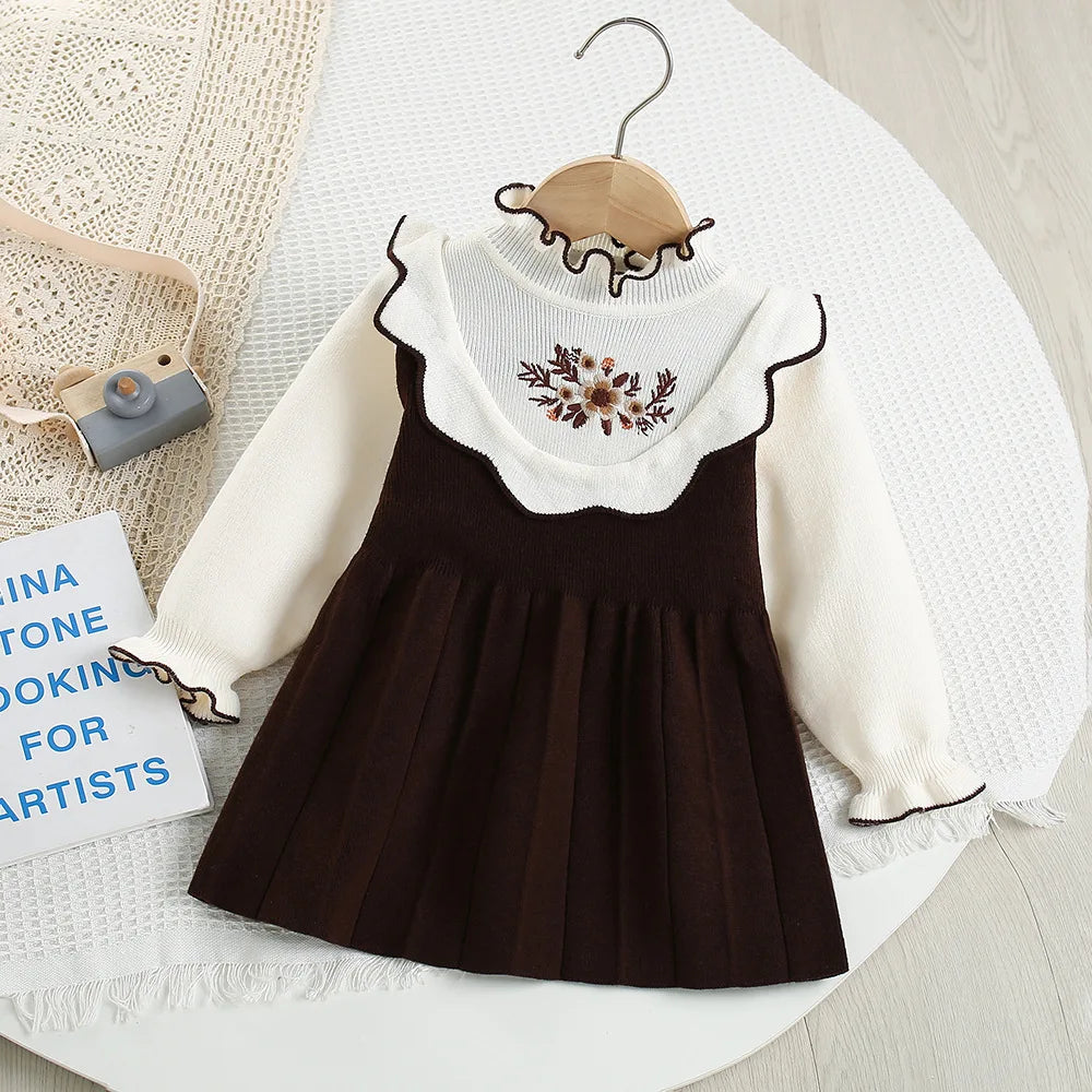 Mädchen Kleid aus gestricktem Material mit süßen gestickten Blumen und Farbblock