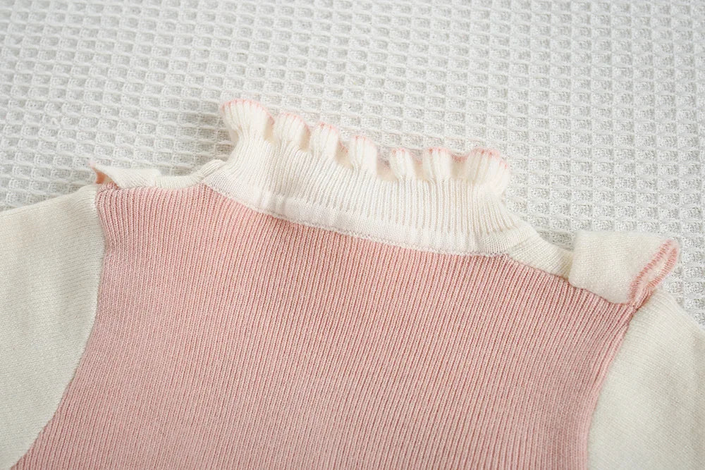 Mädchen Kleid aus gestricktem Material mit süßen gestickten Blumen und Farbblock