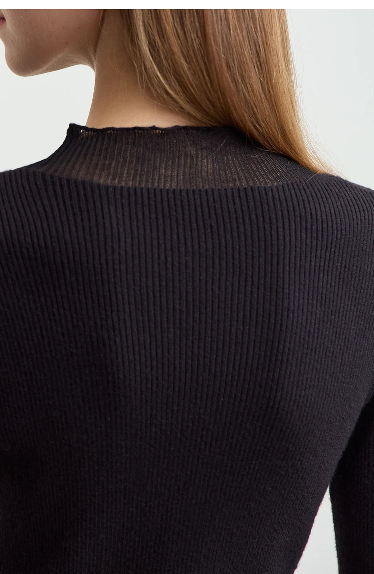 Damen Rollkragenpullover mit transparentem Panel aus der Winterkollektion 2024