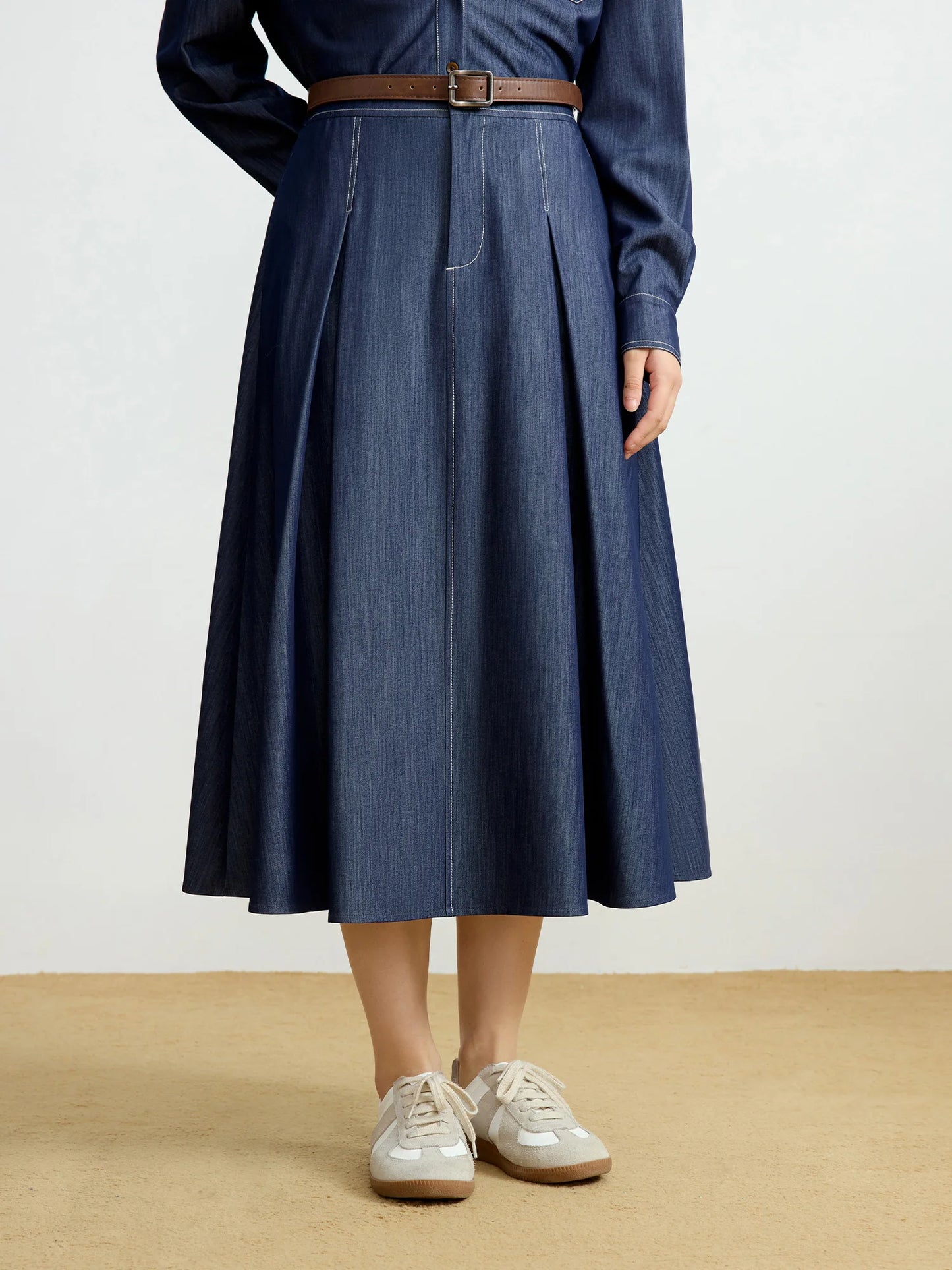 Kurzes Damen-Polo-Strickshirt mit Kontrastfarbe und Puppenkragen – modisch und vielseitig für den Sommer.