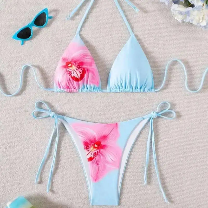 Sommerlicher roter Bikini mit Push-up-Effekt – verführerisches Bade-Set im brasilianischen Stil für Strand und Pool.