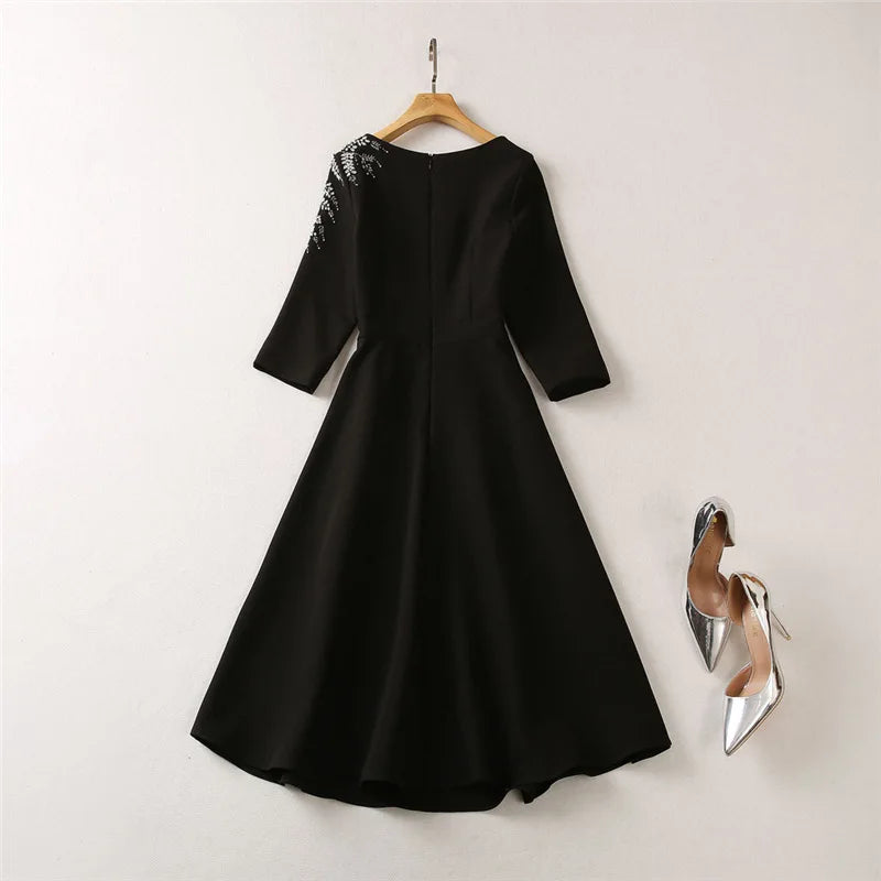 Elegantes Damenkleid mit quadratischem Ausschnitt, halblangen Ärmeln und Pailletten-Patchwork-Design – ideal für besondere Anlässe.