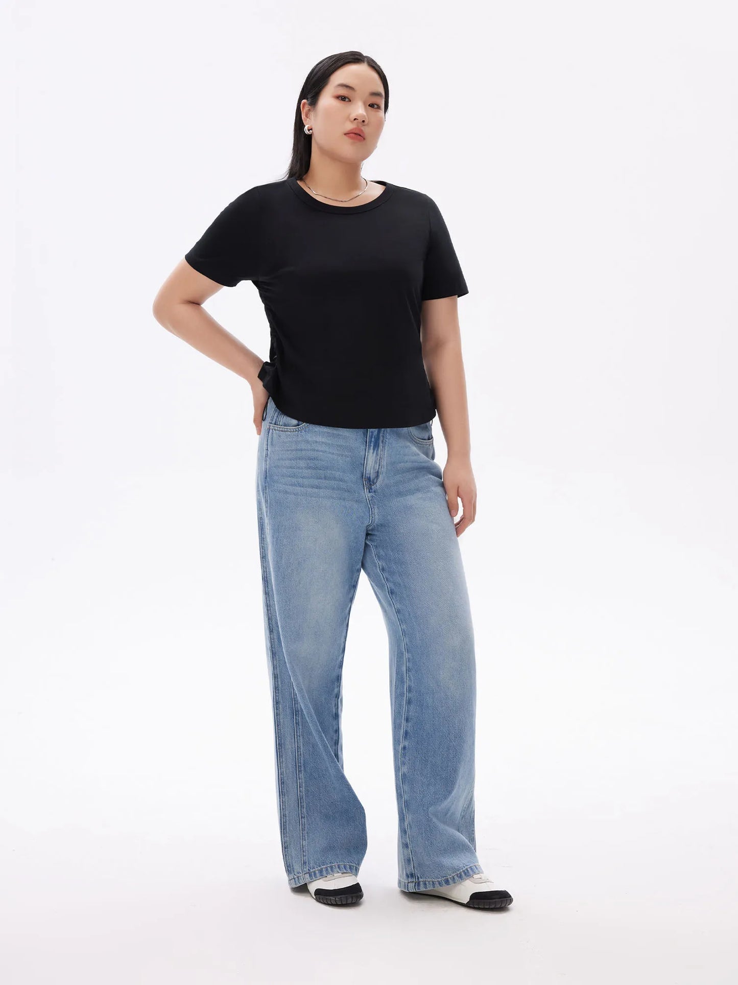 Beiges Damen-T-Shirt mit Rundhalsausschnitt und kontrastierendem Buchstaben-Print – ideal für den Sommer