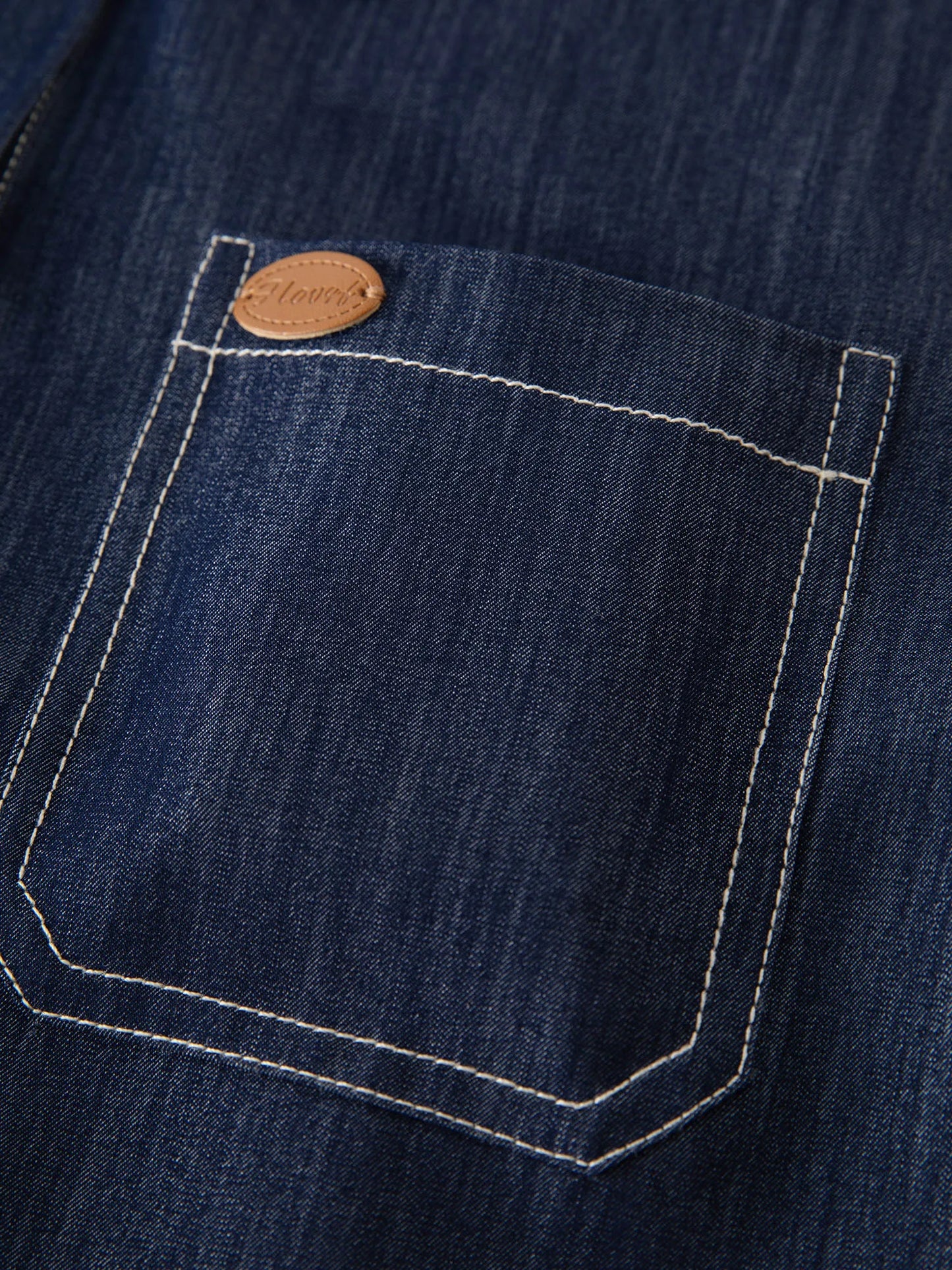 Kurzes Damen-Polo-Strickshirt mit Kontrastfarbe und Puppenkragen – modisch und vielseitig für den Sommer.