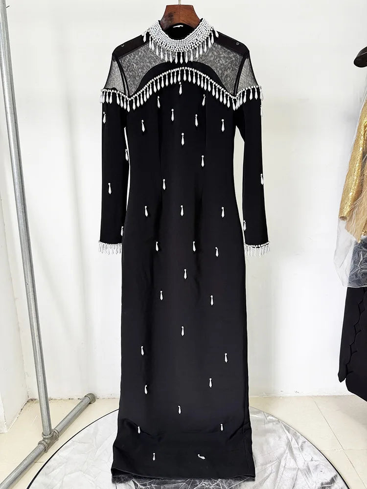 Elegantes ärmelloses Minikleid mit Rundhalsausschnitt und Patchwork-Schal für Damen – figurbetont und stilvoll.