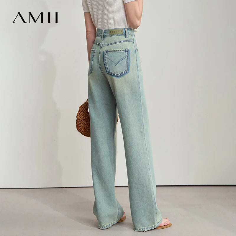 Damen Jeans im minimalistischen Sommer-Style mit schmalem geradem Bein