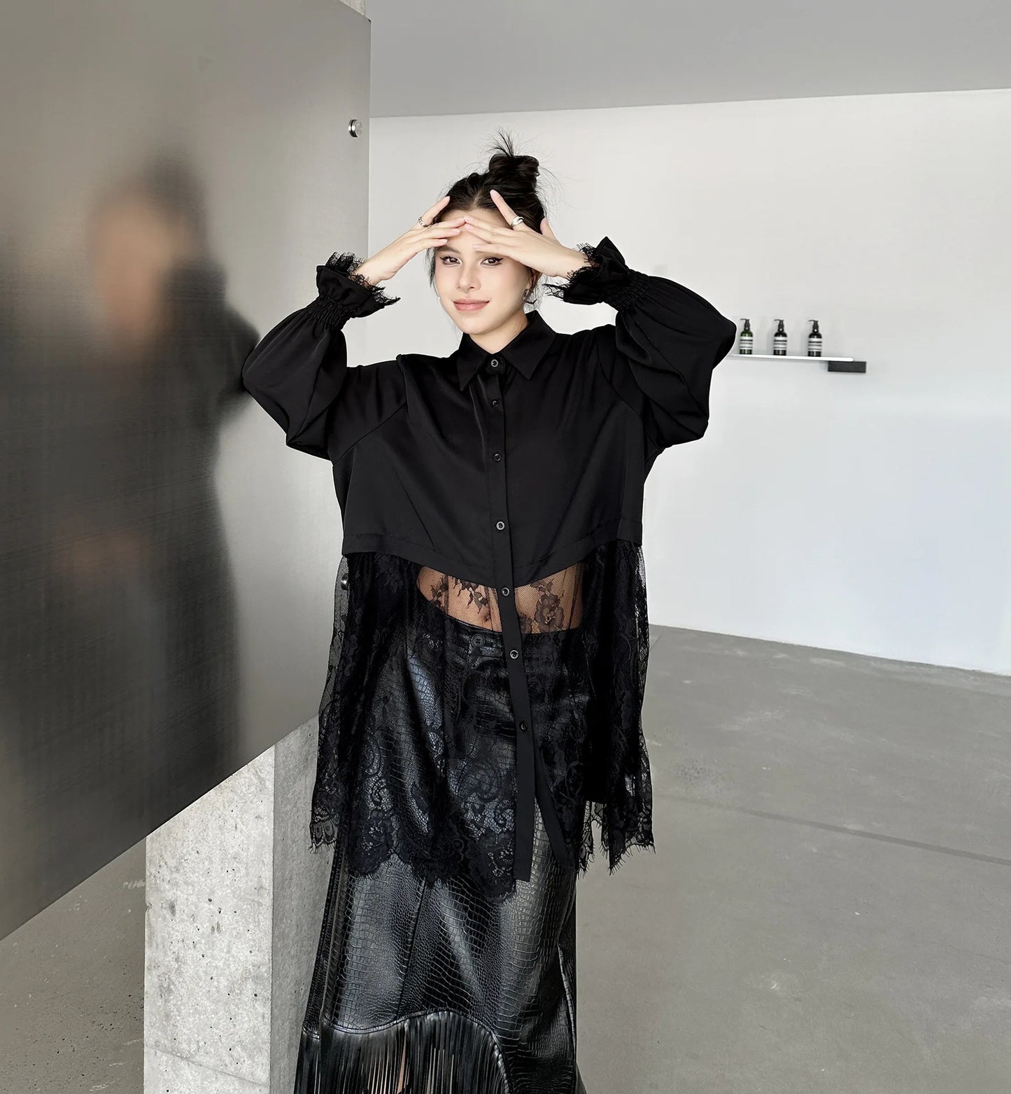 Elegantes Damen-Minikleid mit Rundhalsausschnitt, langen Ärmeln und Schnürung im Patchwork-Design – figurbetont und stilvoll.