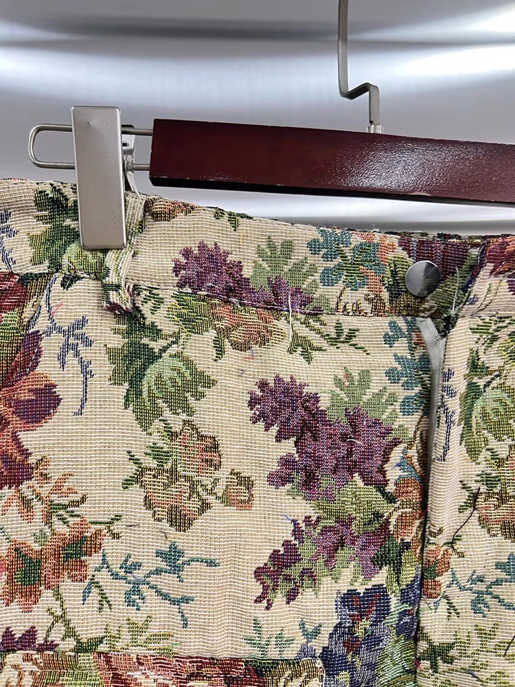 Elegantes Damenkleid mit Stehkragen und kurzen Ärmeln, bestickt und mit Spitzen-Patchwork – modisch und schick.