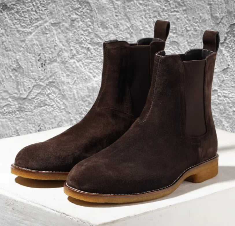 Chelsea-Boots aus Wildleder, dunkelbraun, mit seitlichem Elastikeinsatz und brauner Sohle