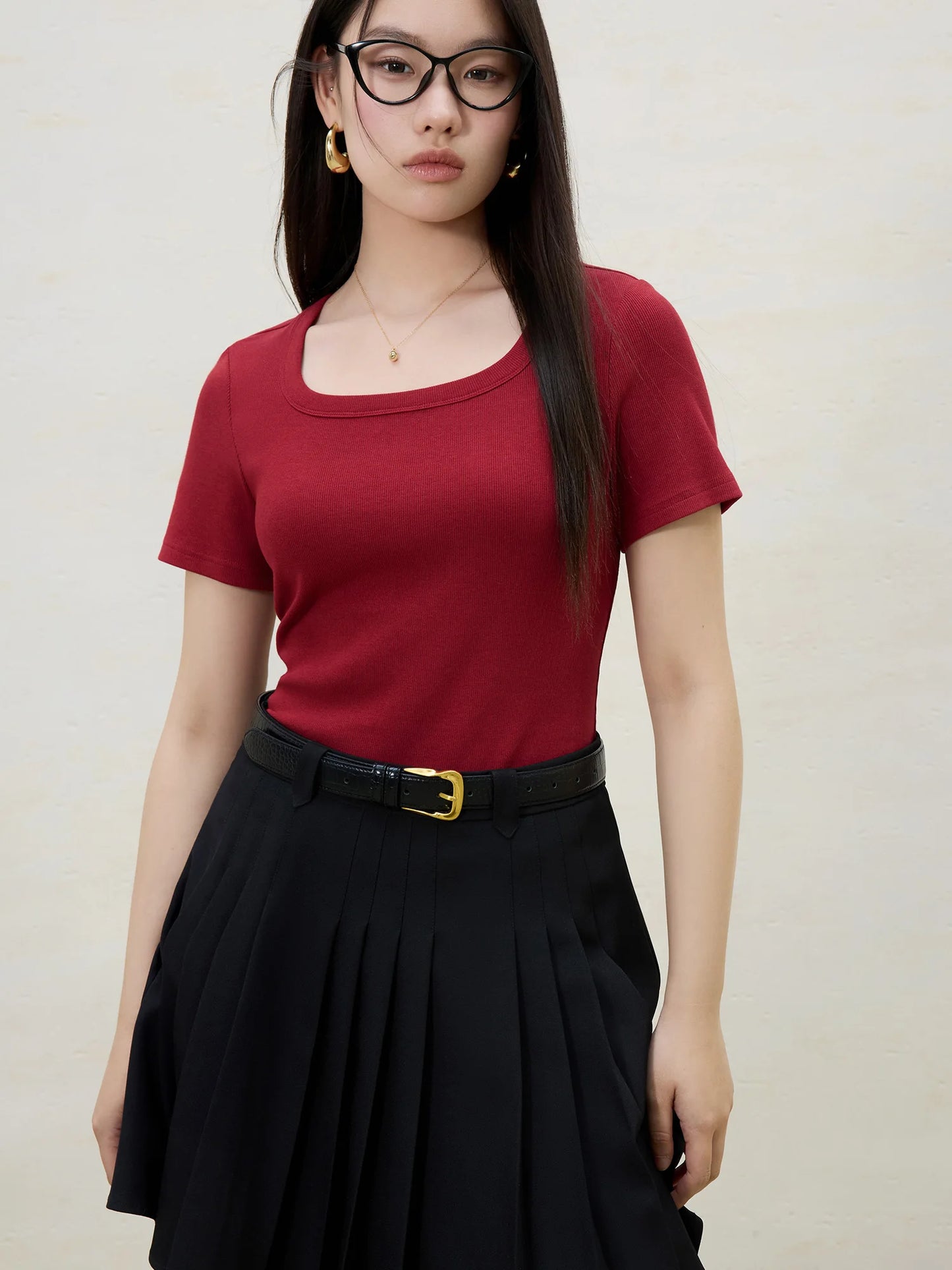 Elegantes Damen-Outfit in Plus-Size mit Shirt, Rock und Weste – ideal für den Urlaub im Frühling in Gelb