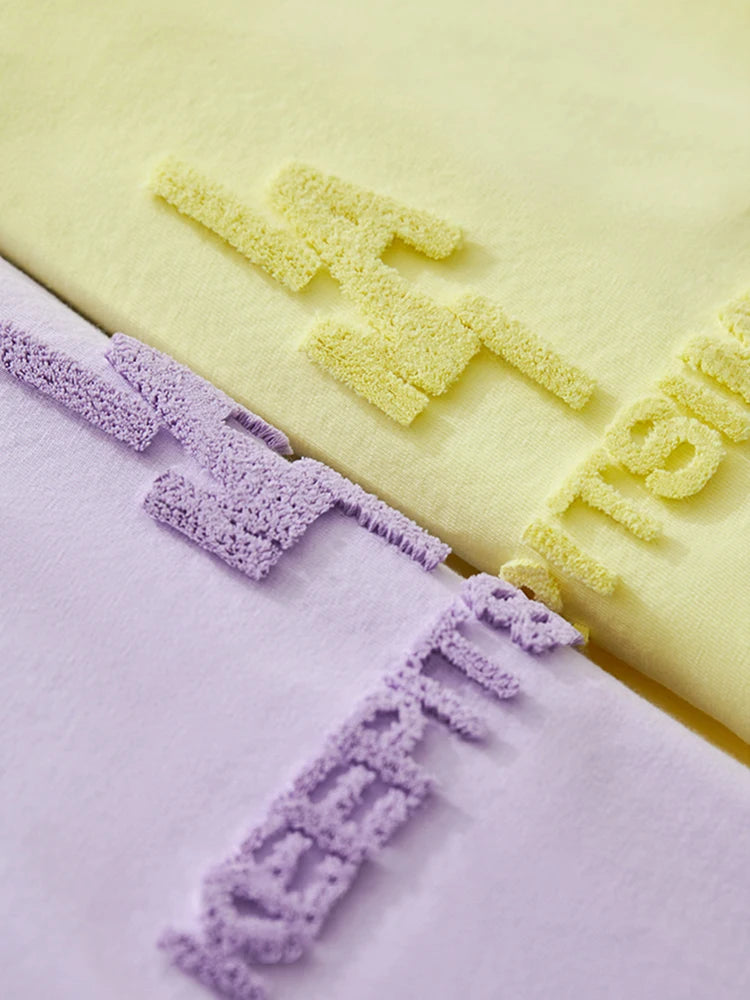 Damen T-Shirt im minimalistischen Stil mit modischer Stickerei und O-Ausschnitt