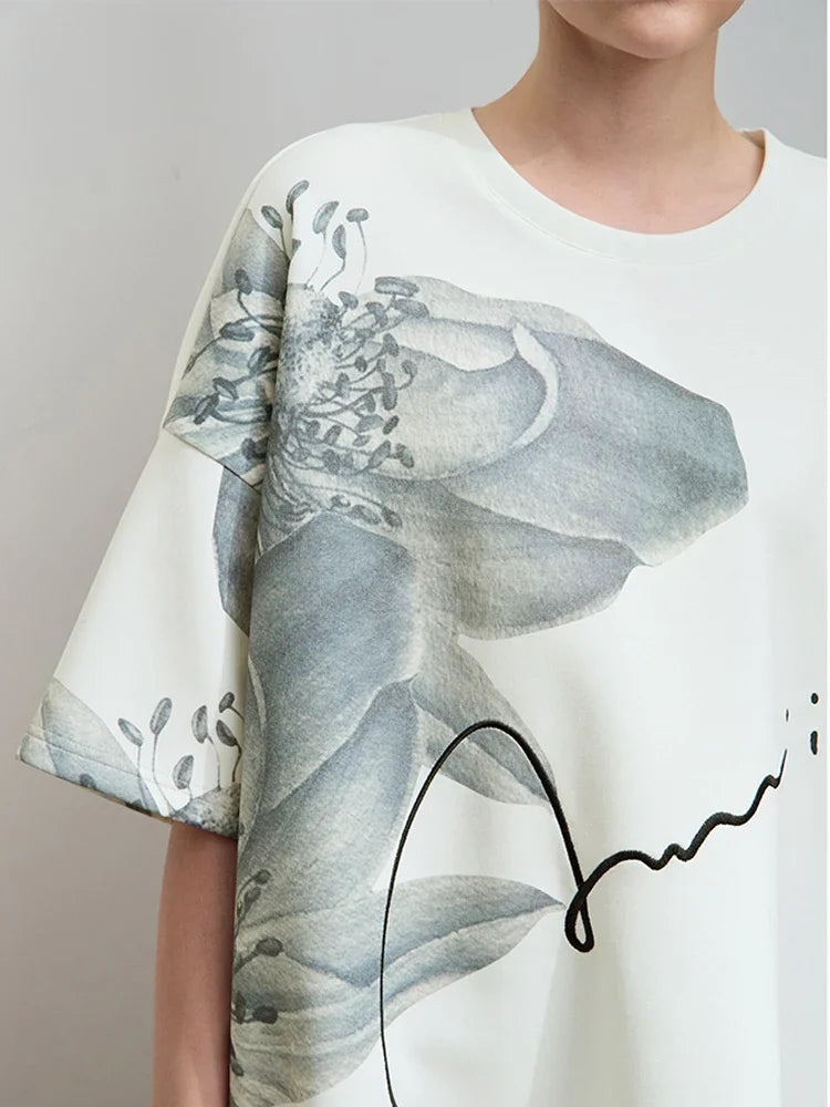 Damen T-Shirt mit lockerem O-Ausschnitt und Blumenmuster sowie Stickerei