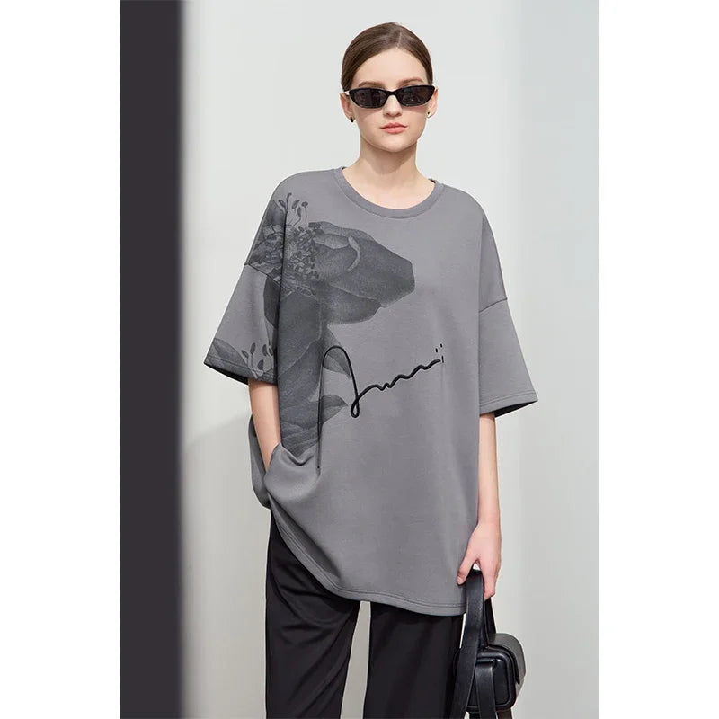 Damen T-Shirt mit lockerem O-Ausschnitt und Blumenmuster sowie Stickerei