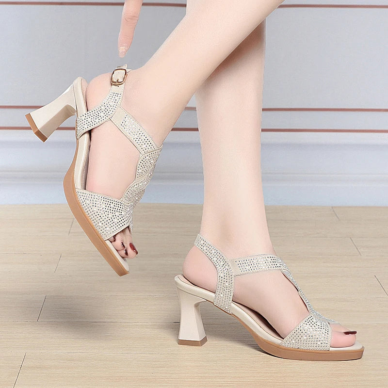 AIYUQI Sandalen Frauen 2025, Neue Mode Sommer Sandalen Frauen Offene spitze Strass High Heels Römische Schuhe Frauen