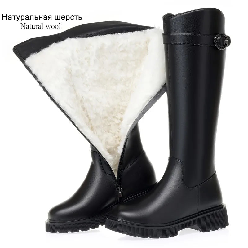 Lange schwarze Lederstiefel mit Wollfutter, Schnalle am Schaft und Profilsohle