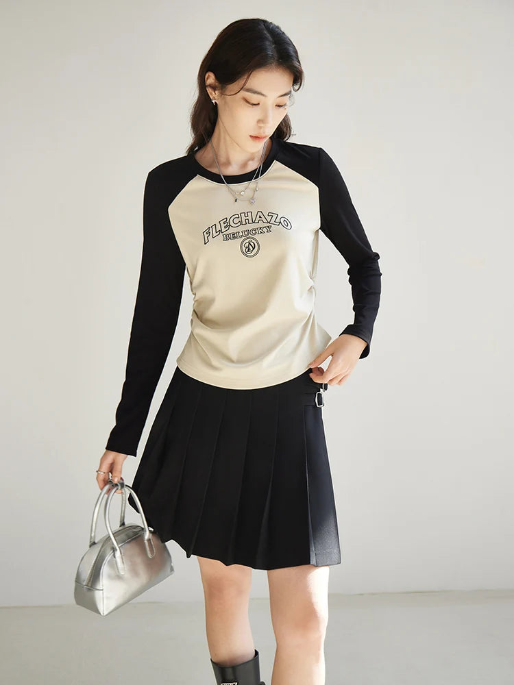 Zweiteiliges Damen-Set mit abnehmbarer Krawatte und Weste im Preppy-Stil – ideal für den Frühling in Marineblau und Khaki.