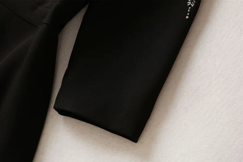 Elegantes Damenkleid mit quadratischem Ausschnitt, halblangen Ärmeln und Pailletten-Patchwork-Design – ideal für besondere Anlässe.
