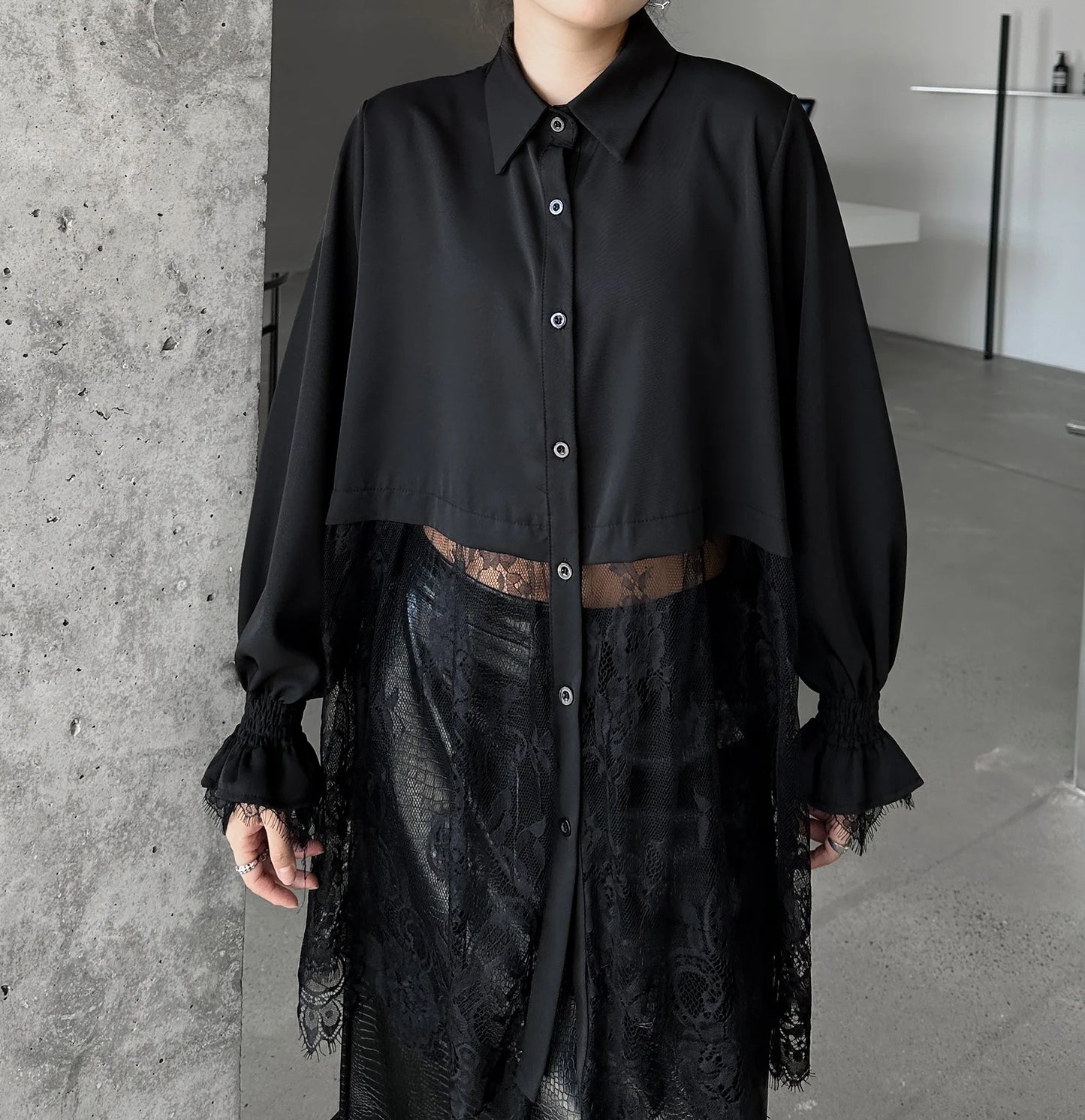 Elegantes Damen-Minikleid mit Rundhalsausschnitt, langen Ärmeln und Schnürung im Patchwork-Design – figurbetont und stilvoll.